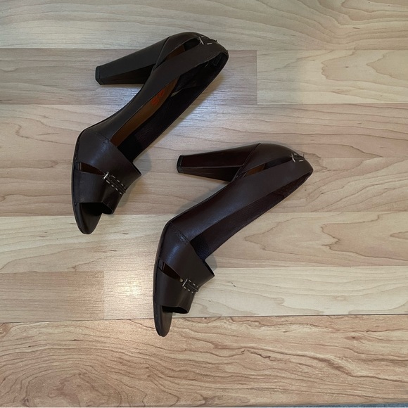 KORS Michael Kors (high end) brown with white top stitching open toe pumps - Picture 6 of 6